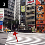横断歩道にぶつかったらそのまま渡り、さくら通りを日本橋方面へ直進します。