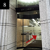 中央通りに出る手前の右にスターツ日本橋ビルが見えてきます。入口を入り、エレベーターで地下1階にお越しください。